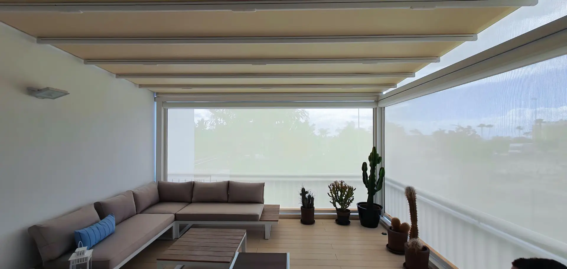 terraza interior pérgola retráctil